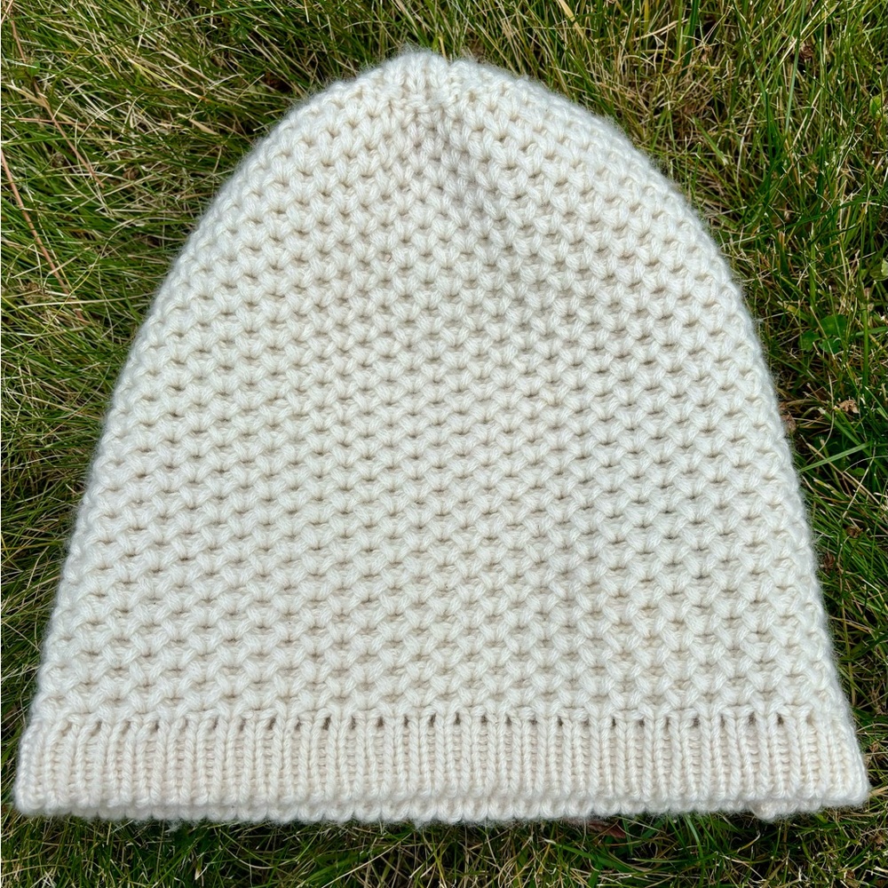 100% cashmere NWOT Inverni beanie warm hat cream ivory, textured knit honeycomb